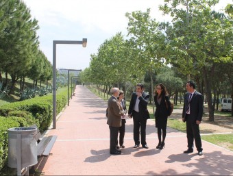 Bustos amb membres de l'ICAEN i la Diputació al parc Catalunya, on ja hi ha llums LED J.A