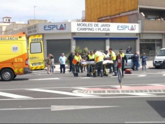 Els membres del SEM assisteixen la dona que va ser atropellada a l'entrada de l'Escala. EL PUNT AVUI