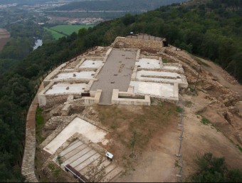 Una vista aèria de la muntanya i el jaciment arqueològic de Sant Julià de Ramis 