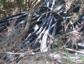 Els lladres van pelats els cables , van retirar el coure i va abandonar el plàstic en una zona boscosa de Romanyà Ò. PINILLA
