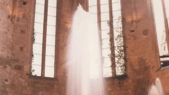 Una mostra amb moviment d'aigua, jocs de llum i so a Sant Domènech, l'any 1983.