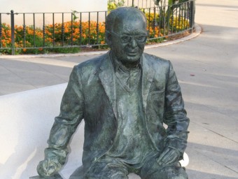 Estàtua del poeta existent a la plaça de l'Ajuntament de Burjassot. ESCORCOLL