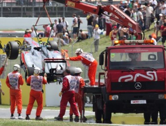El cotxe de Lewis Hamilton, aixecat per una grua al final de la Q3. Encara no se se sospitava quin seria el desenllaç MIQUEL ROVIRA