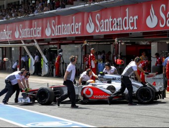Els mecànics de l'escuderia McLaren empenyen el cotxe de Hamilton cap el garatge durant la sessió classificatòria d'aquest dissabte REUTERS