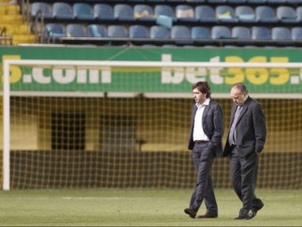 Drama al Madrigal. El president del Vila-real, Fernando Roig, passejant pel camp després de baixar a segona divisió A. EFE