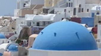 Potser la vista més famosa de Santorí. Cúpules blaves sobre la caldera, a Oia.  M.J.R