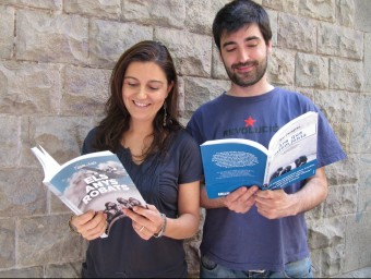 Tània Juste i Roc Casagran amb els seus llibres a les mans SÍLVIA RODRÍGUEZ