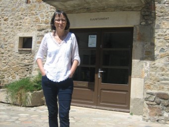 Maria Àngels Vilà, davant l'edifici de l'Ajuntament de Sant Martí Vell (Gironès). JORDI FERRER