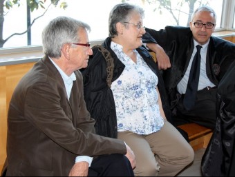 Moisès Corominas, Anna Maria Serra i el seu advocat, ahir als jutjats de Girona MARINA LÓPEZ / ACN