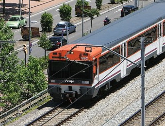 Tren passant sobre el viaducte de Girona, poc després de deixar l'estació MANEL LLAADÓ