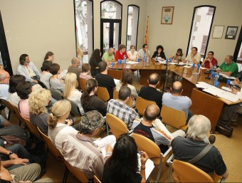 Un ple amb treballadors de l'Ajuntament, quan encara s'estava negociant una rebaixa salarial o l'ERO. MANEL LLADÓ