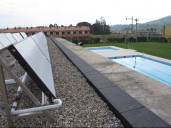 Plaques solars a la coberta de l'edifici de serveis de la piscina municipal de Besalú, amb les quals s'escalfa l'aigua de la cubeta principal, que és exterior. LAURA R. GRAU