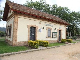 L'edifici de l'antiga estació, on hi ha l'oficina de turisme cristinenca E.A