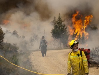 Efectius dels serveis d'emergències lluiten contra les flames, aquest dimecres a Rasquera TJERK VAN DER MEULEN
