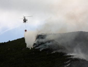 Un helicòpter tira aigua sobre la zona afectada ACN