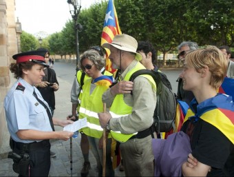 Josep Casadellà , ahir, entregant el requeriment a una agent dels Mossos a l'entrada del Parlament JOSEP LOSADA