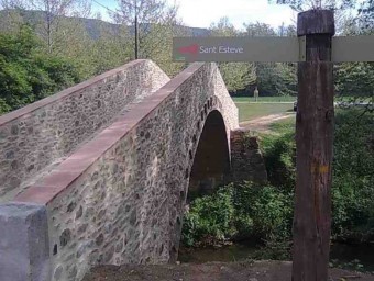 El pont vell amb les baranes de pedra ja restituïdes i estrenades de fa ben poc. J.C