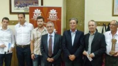 El president de l'Ideco amb els representants dels col·lectius de Vela Llatina de l'Horta. ESCORCOLL