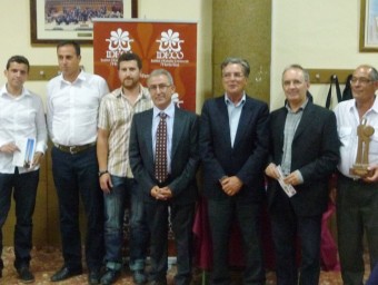 El president de l'Ideco amb els representants dels col·lectius de Vela Llatina de l'Horta. ESCORCOLL