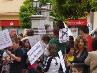 Imatge dels manifestants aquesta tarda davant de l'Ajuntament de Pineda. T.M