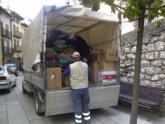 Càrrega del camionet que transporta la roba replegada en la campanya.