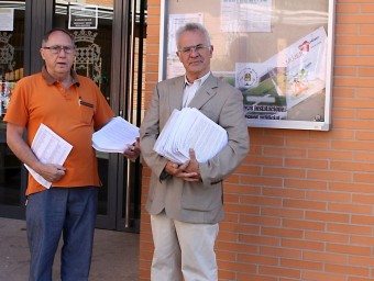 Els dos regidors socialistes a les portes del Centre Cívic. CEDIDA