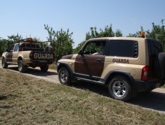 Els dos vehicles que formen part del dispositiu de seguretat durant la campanya de recollida de fruita a l'Armentera i Ventalló, a l'Alt Empordà. LOURDES CASADEMONT / ACN