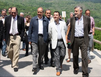 El conseller d'Interior, Felip Puig, acompanyat de l'alcalde de Sort, Llàtzer Sibís, al nucli de Pujalt (Pallars Sobirà) on ha inaugurat el nou Museu de les Papallones de Catalunya ACN