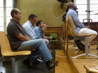 Mossos , empresaris i estafador, durant el judici a l'antiga Audiència de Girona Ò. PINILLA