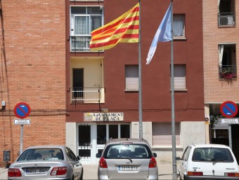 La senyera de Flaçà, ahir a primera hora de la tarda, a la plaça de l'Estació, al costat de la bandera del poble, de color blau cel. JOAN SABATER