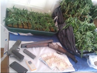Entre el material confiscat hi ha armes, diners en metàl·lic, làmpades, ventiladors, eines i estupefaents EL PUNT AVUI