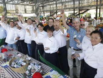 Els xefs de La Cuina del Vent van repartir bossetes de cireres de l'Empordà al mercat de Figueres. LLUIS SERRAT