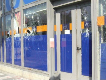 Vidres trencats de l'edifici que la seu de CDC del Maresme té a Mataró CDC MARESME