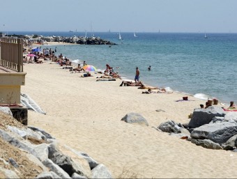 Banyistes ahir a Vilassar. Les platges del Baix Maresme conserven de moment la sorra gràcies a una climatologia benèvola i l'absència de llevantades. ORIOL DURAN