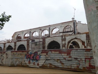 L'estructura de l'edifici del teatre Odèon està envoltada d'una tanca per evitar l'accés de les persones des de la plaça Colomer. T.M