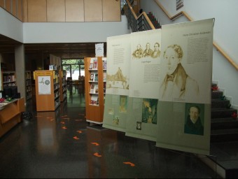 El plafons de l'exposició sobre Andersen estan instal·lats aquest mes a la biblioteca del Pont Major EL PUNT