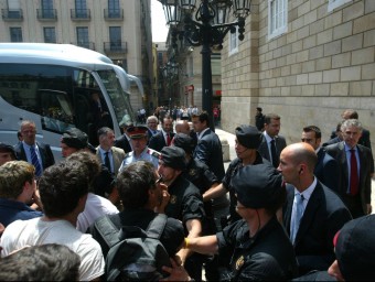 A dalt, Bauzà (amb corbata vermella) increpat a Barcelona. A sota, detenció a Bunyola Q.P./ EL PUNT AVUI