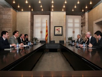 El conseller F. Xavier Mena i Joan Josep Berbel (quart per la dreta) reunits amb representants de Ricoh.  ARXIU
