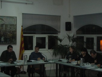 L'alcalde de Celrà, Dani Cornellà (CUP), a l'esquerra de tot, en un ple de l'ajuntament. J.F