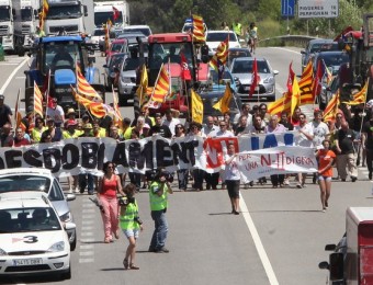Els participants a la marxa lenta van anar de Bàscara a Orriols i van tenir la carretera tallada durant una hora per protestar contra l'estat de la carretera. JOAN SABATER