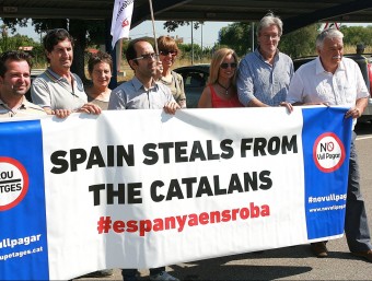 La comitiva gironina amb la pancarta “Espanya roba els catalans”. M.LLADÓ