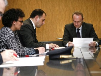 El president de la Generalitat reunit amb l'alcalde Salvador Aguilella i altres regidors i regidores d'Onda. EL PUNT AVUI