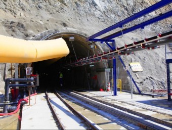 La boca del túnel de la interconnexió elèctrica, a la Jonquera. EL PUNT AVUI