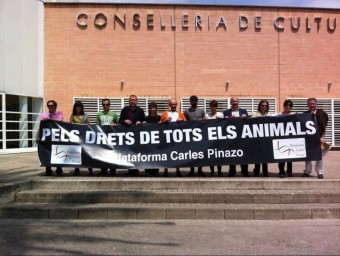 Concentració d ela Plataforma Animalista davant la Conselleria de Cultura. CEDIDA