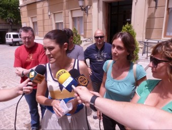 Mireia realitza les declaracions davant els mitjans de comunicació voltada per companys de la seua coalició. EL PUNT AVUI