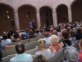 Un acte social i cultural al claustre del castell d'Alaquàs. G. GÓMEZ