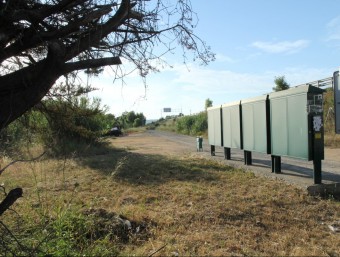 Vista parcial del solar, a l'entrada de l'urbanització del golf cristinenc i a tocar de l'autovia C-65 E.A