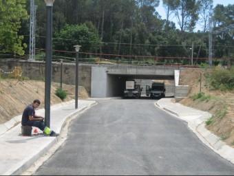 Un operari treballa ahir en un fanal, en el nou vial del pont del cementiri de Flaçà, que s'obrirà al trànsit d'aquí a uns dies. J. FERRER
