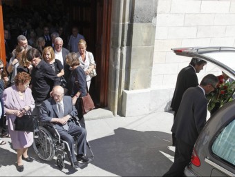 La comitiva , encapçalada pel germà del difunt, sortint de l'església parroquial de Roda de Ter EFE