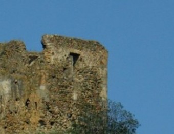 Castell de Quermançó, en un petit turó al costat de Vilajuïga.  L. SERRAT